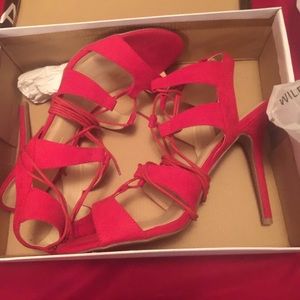 Never been worn except to try on, to small for me