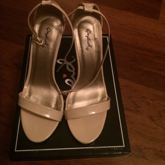 New with box tried on in house , too small - Picture 1 of 4