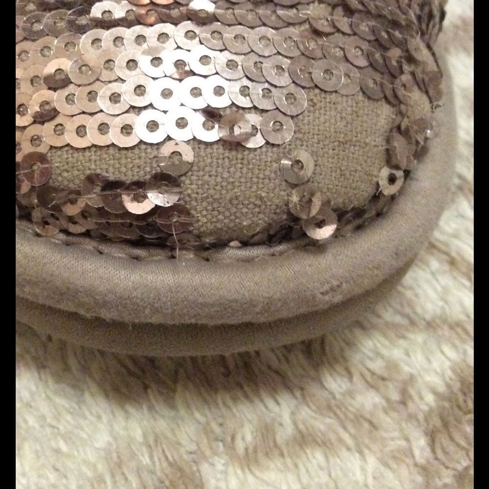 Sequenced grey uggs - Picture 2 of 6