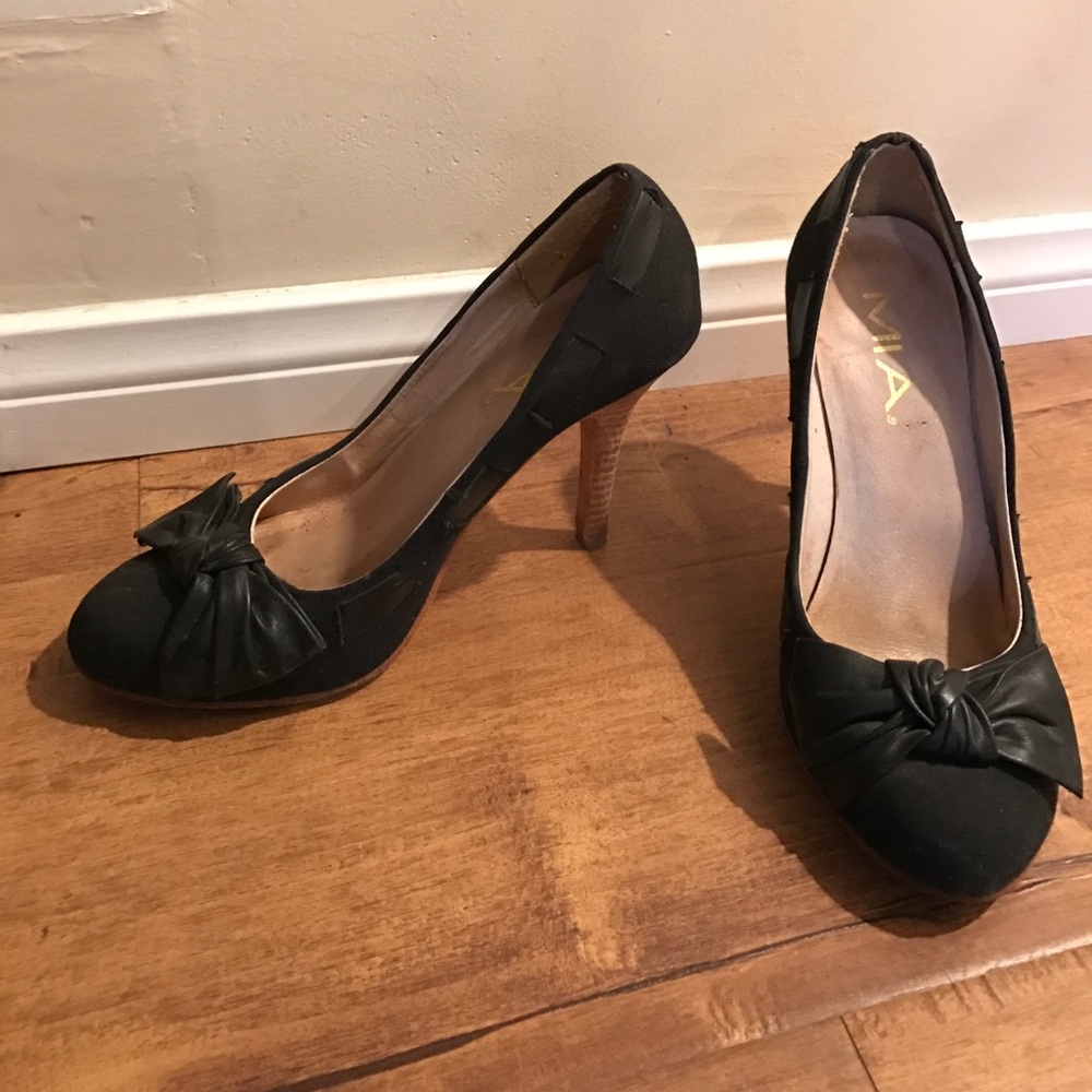MIA round toe pump