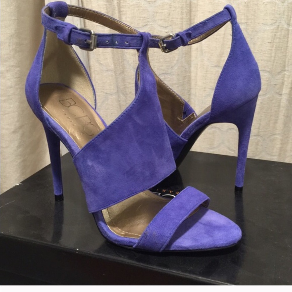 BCBG Paros Dorryx Sapphire Pump in suede.
