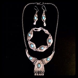 Beautiful Silver Tone Jewelry Set