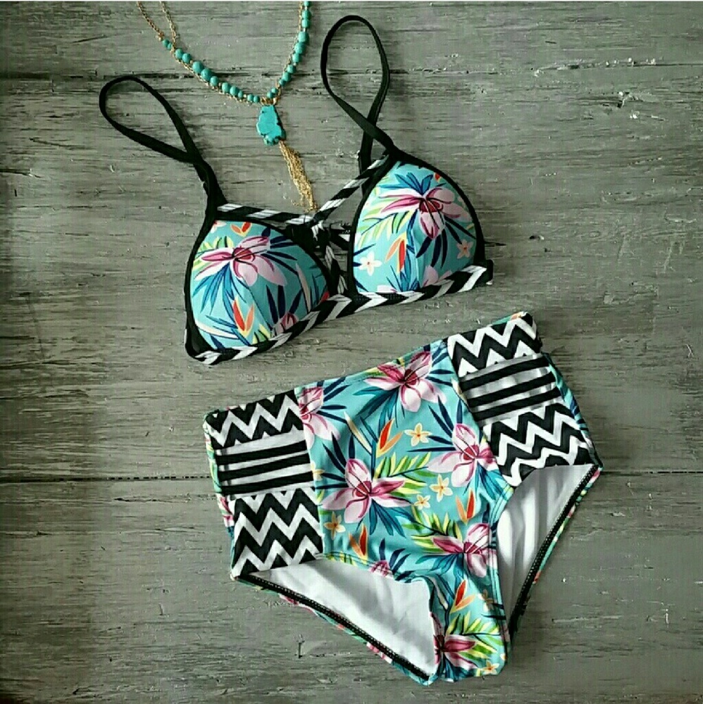 Tropical & Chervon bikini - Picture 3 of 4