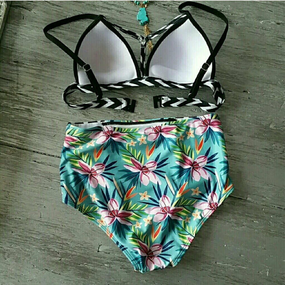 Tropical & Chervon bikini - Picture 4 of 4