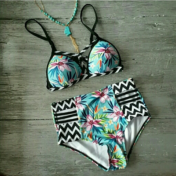 Tropical & Chervon bikini - Picture 3 of 4