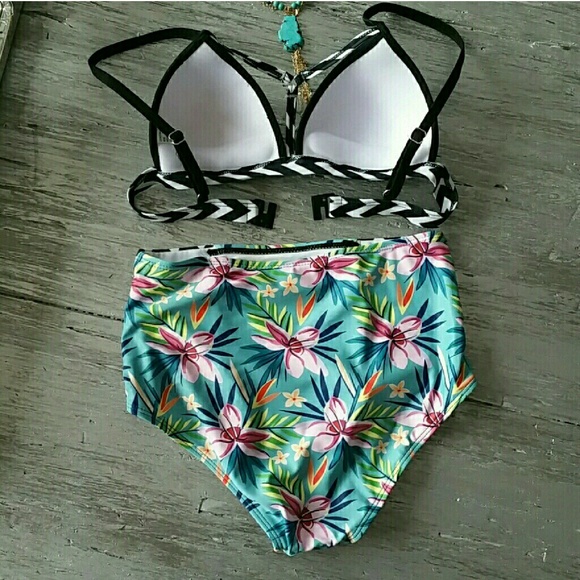 Tropical & Chervon bikini - Picture 4 of 4
