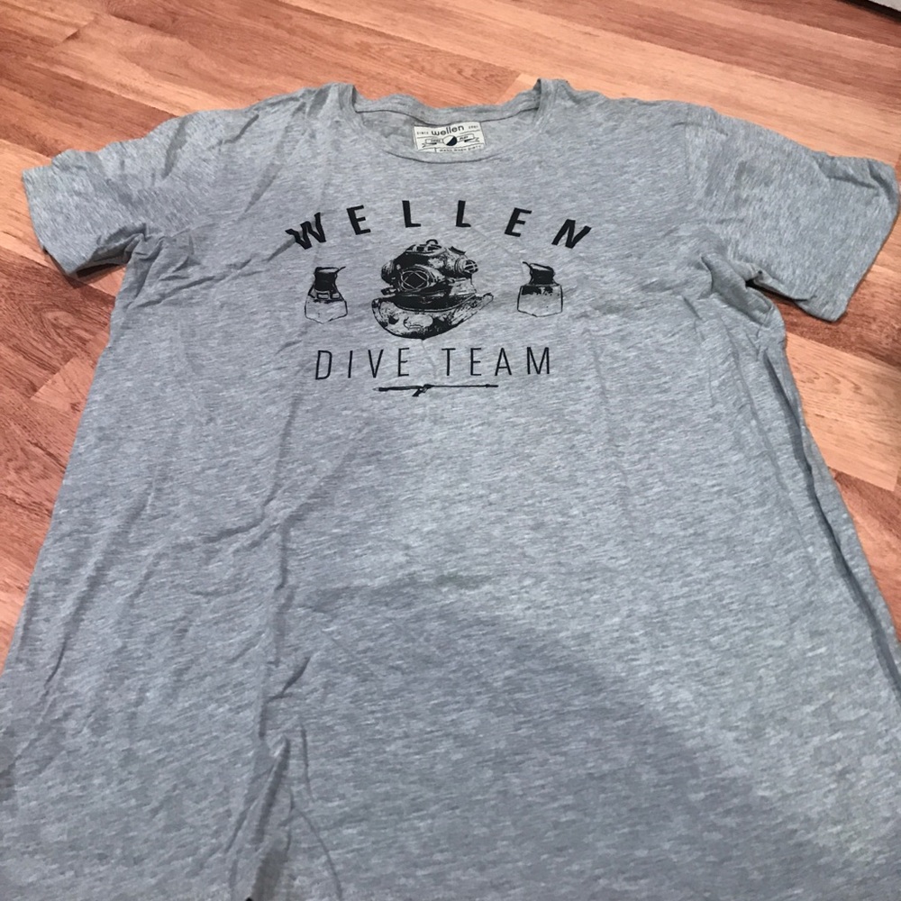 Mens Wellen gray tee shirt. Slim fit large.