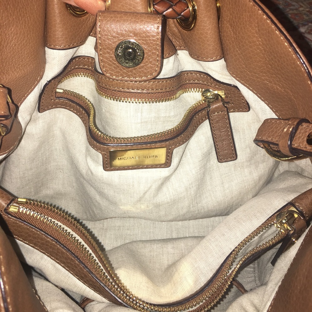 Michael Kors Purse ⭐️⭐️FINAL PRICE⭐️⭐️ - Picture 3 of 7