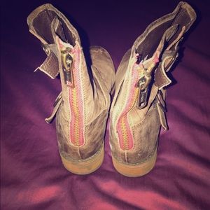 Distressed brown Steve Madden boots. 8 1/2