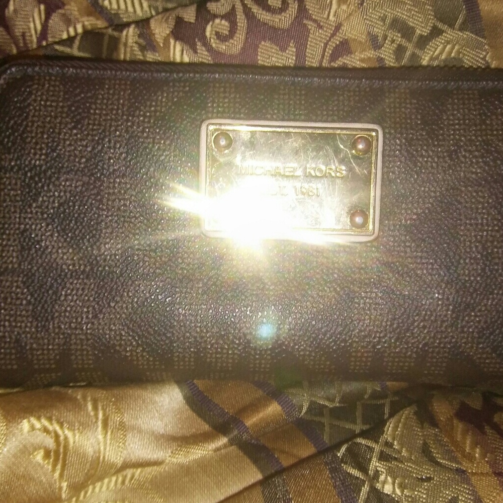 Michael kors zip around WALLET reduced PRICE 2SELL