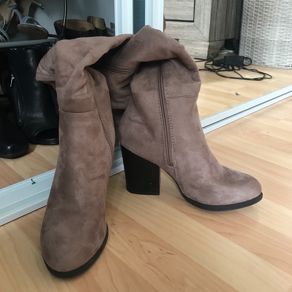 Under the knee taupe boots👢👢