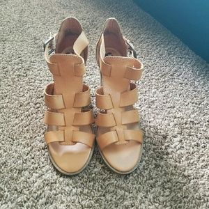 NWOT Tan sandal heals