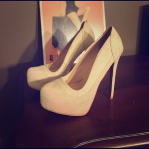 Nude platform pumps