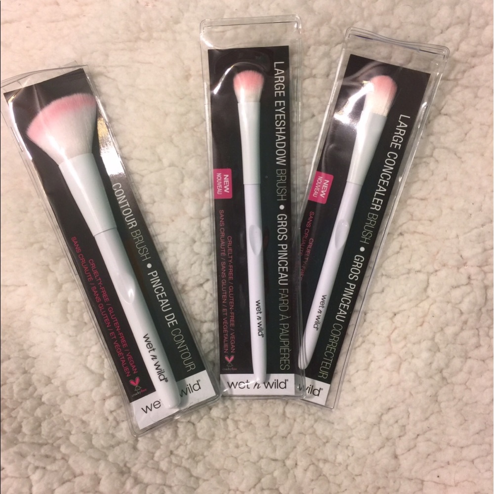 3 brand new wet n wild make up brushes
