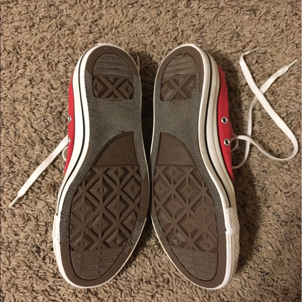 Red converse - Picture 2 of 3
