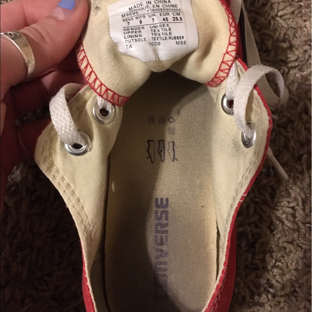 Red converse - Picture 3 of 3