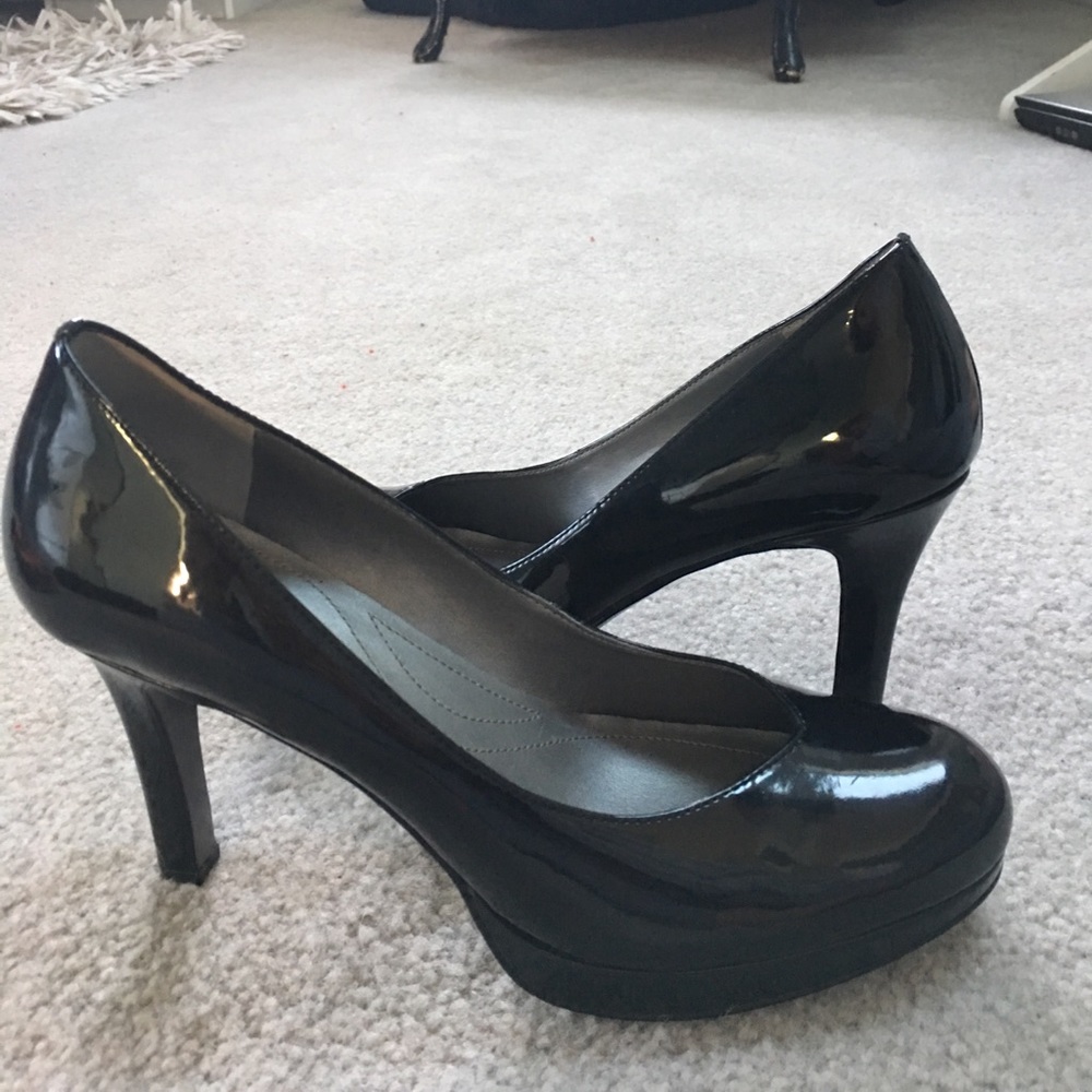 Tahari Pumps