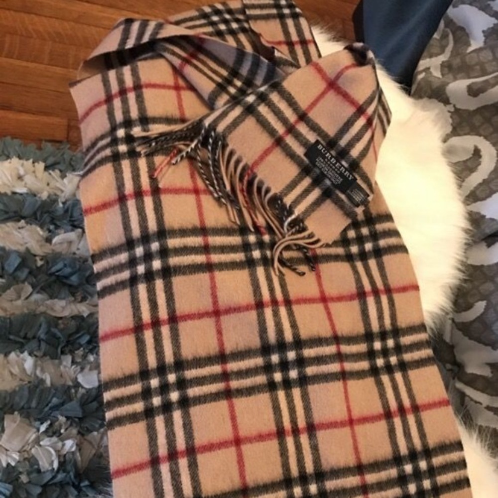 Burberry scarf (real)