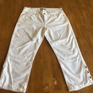 White Guess capri pants