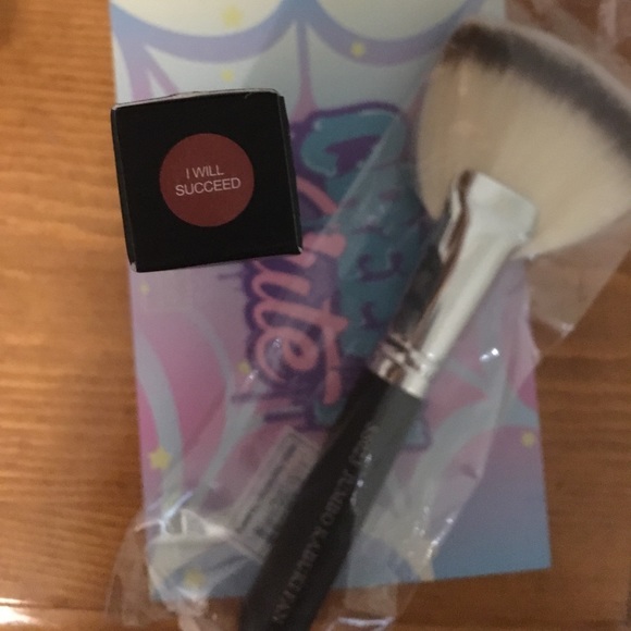 Matte liquid lipstick & deluxe fan brush - Picture 2 of 2