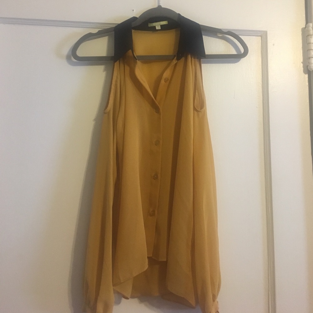 Long sleeve with cut out shoulders