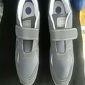 Men's athletic shoes