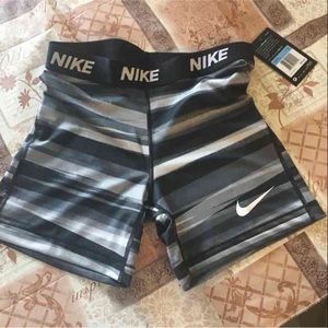 Womens Nike spandex work out shorts NWT sz medium