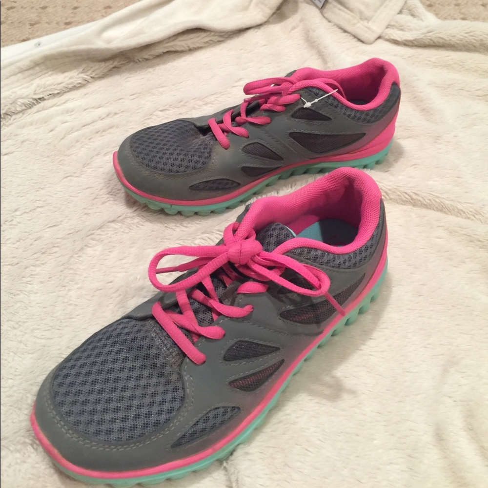 Tennis shoes