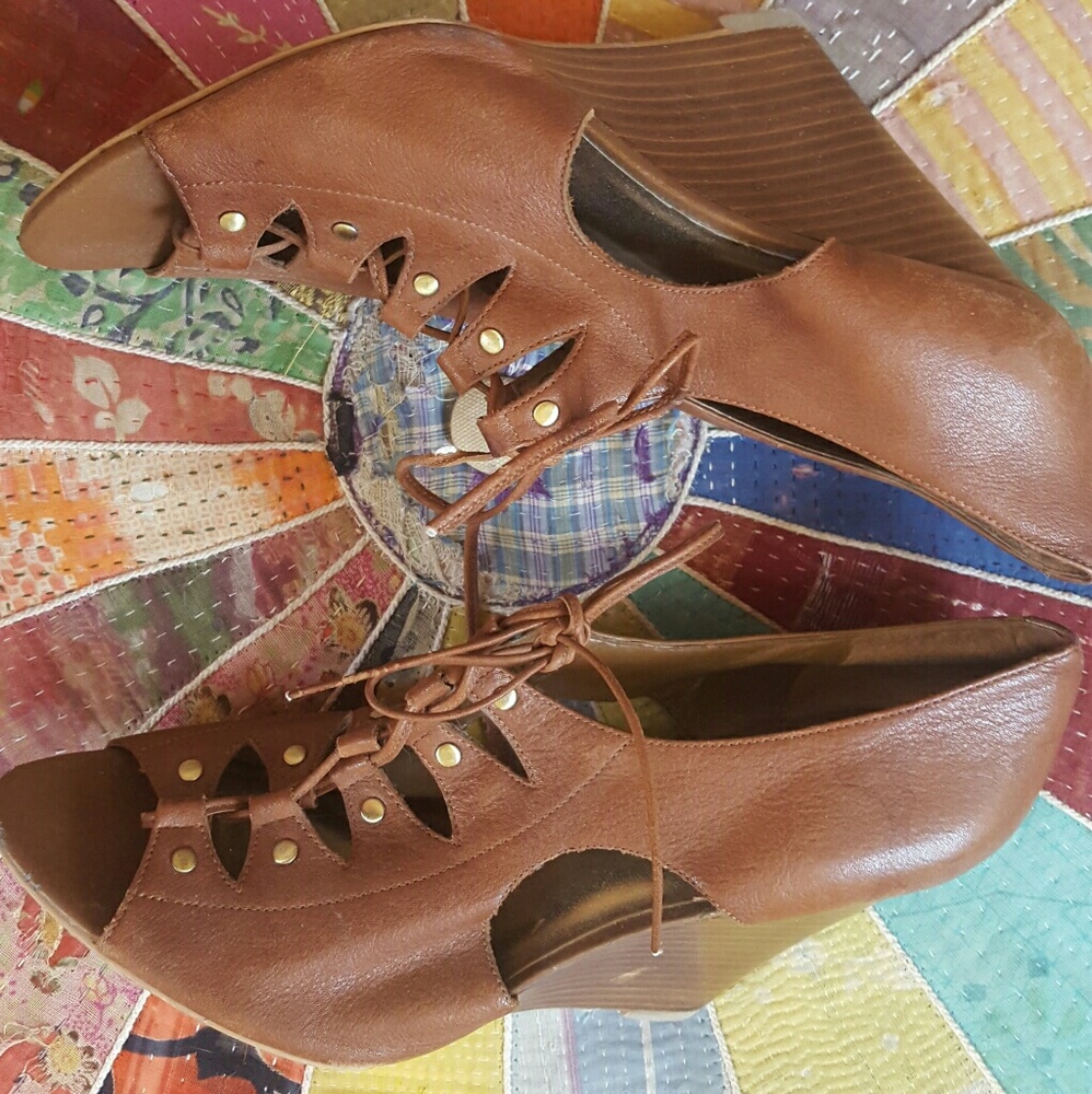 BCBG GIRLS. Wedges.