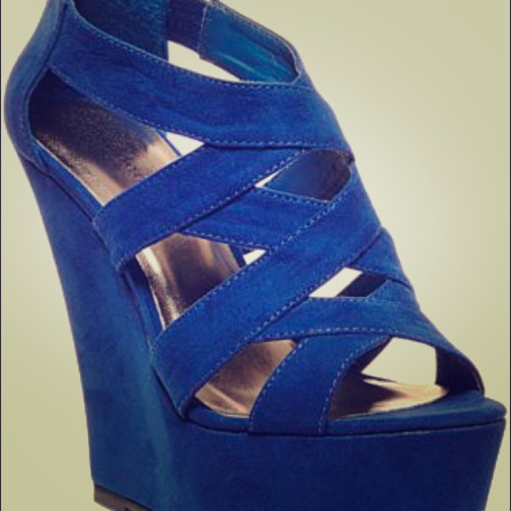 New!🎉 Madden Girl faux suede blu wikke sandals!