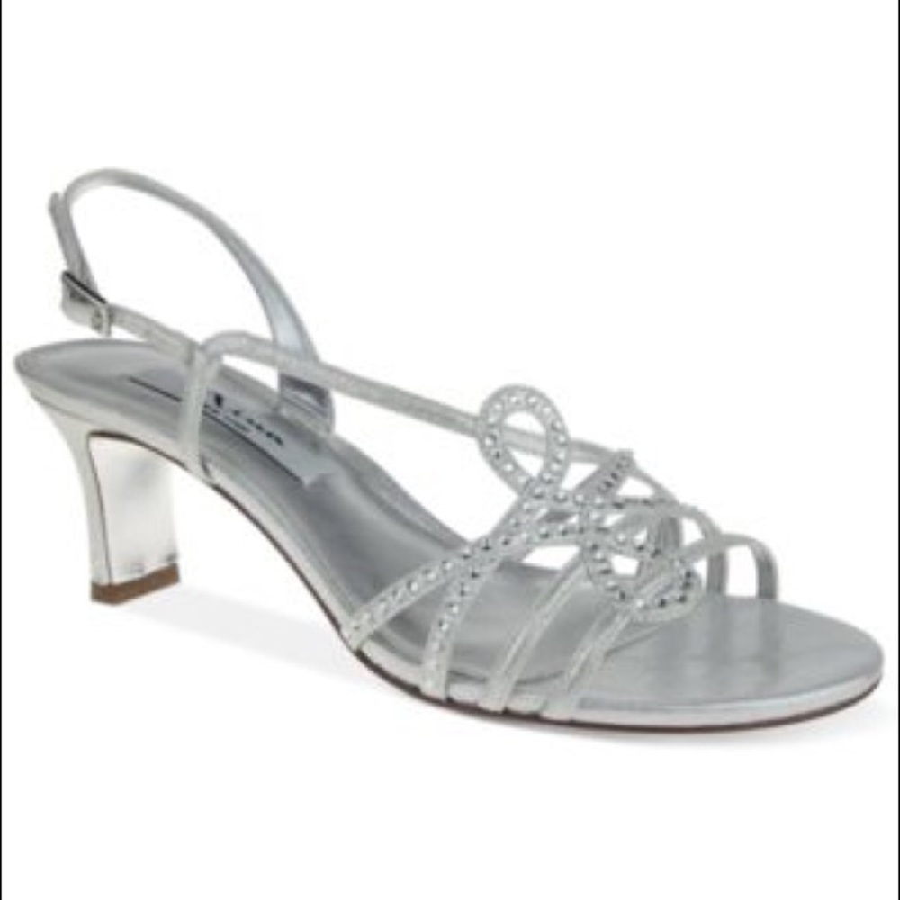 New!! 💕 Nina garland silver evening sandals!