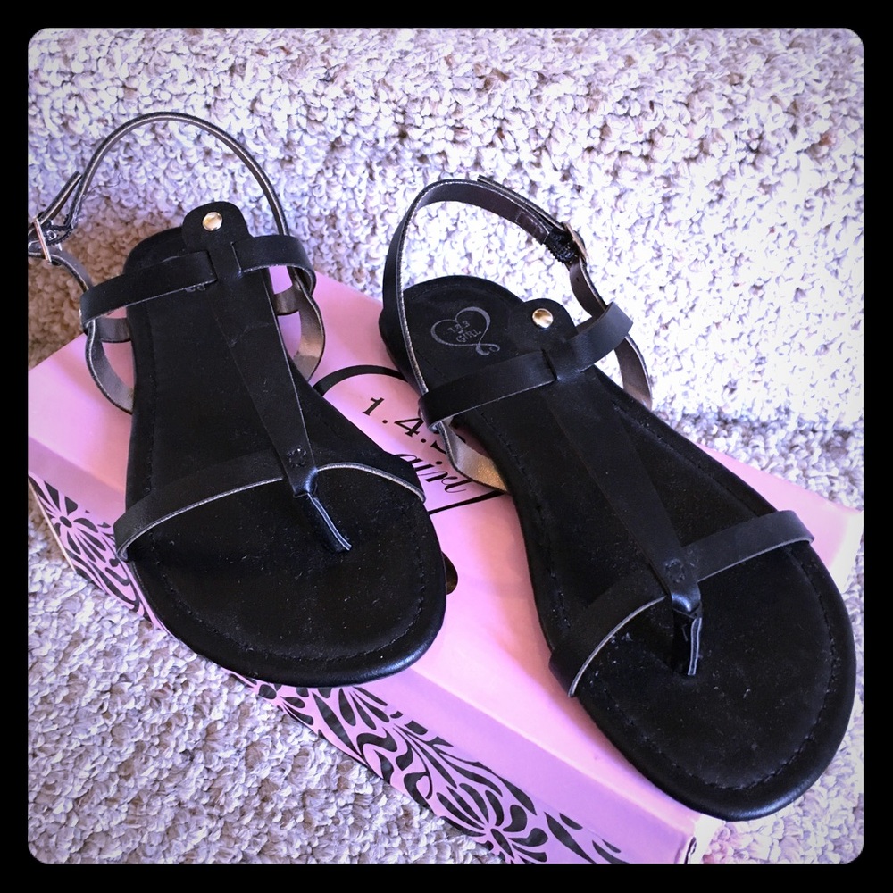 New!! 💕💕 143 girl black flat sandals!