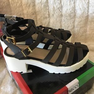 Bucco black white platform shoes size 9 NIB