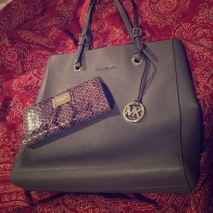 MICHAEL KORS Handbag with Michael Kors Wallet