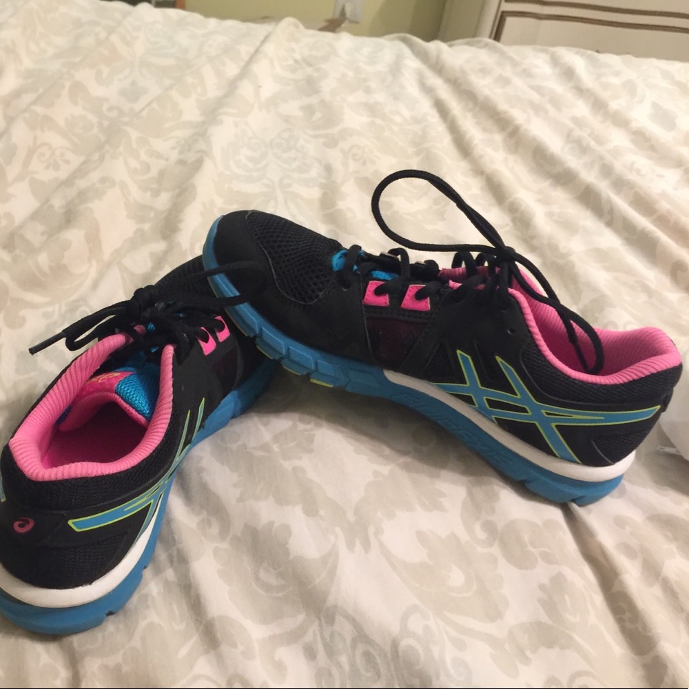 Asics tennis shoes