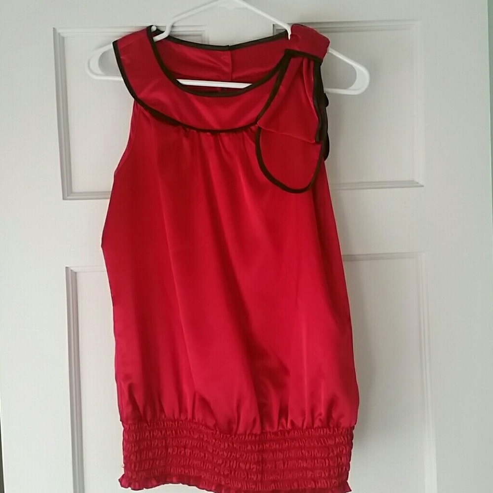 Red tank with knot on shoulder