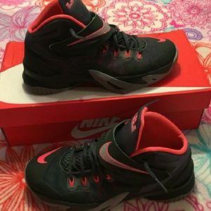Nike Lebron Soldier 8 7Y EUC.