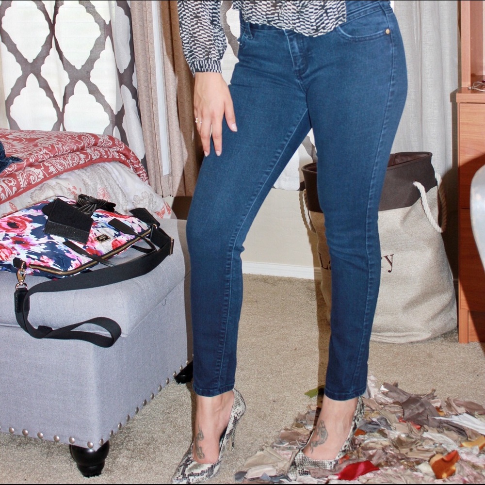 🗣 S O L D Vera Wang & Lauren Conrad Jeans