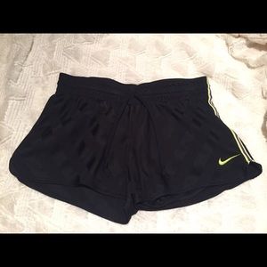 NIKE WORKOUT SHORTS SIZE M