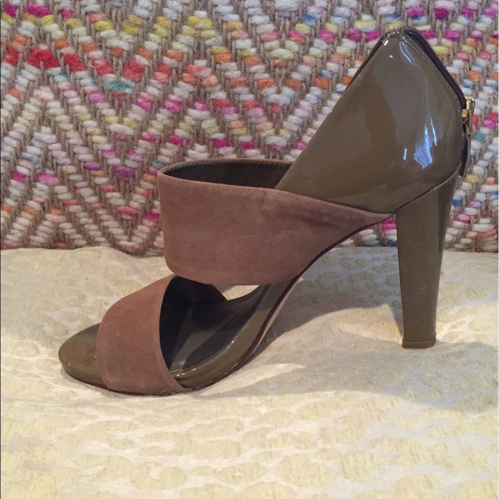 Simply beautiful strapped shoes!