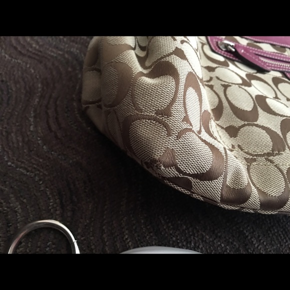 Coach Purse. Euc. Berry and signature khaki. - Picture 2 of 7