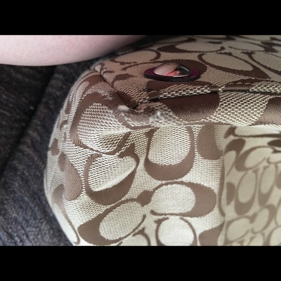 Coach Purse. Euc. Berry and signature khaki. - Picture 4 of 7