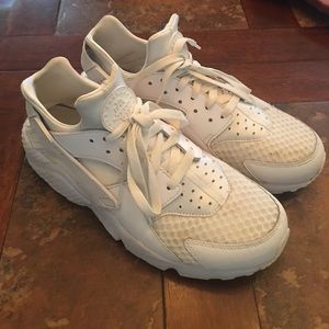 Nike Air Huarache ( premium) all white size 10