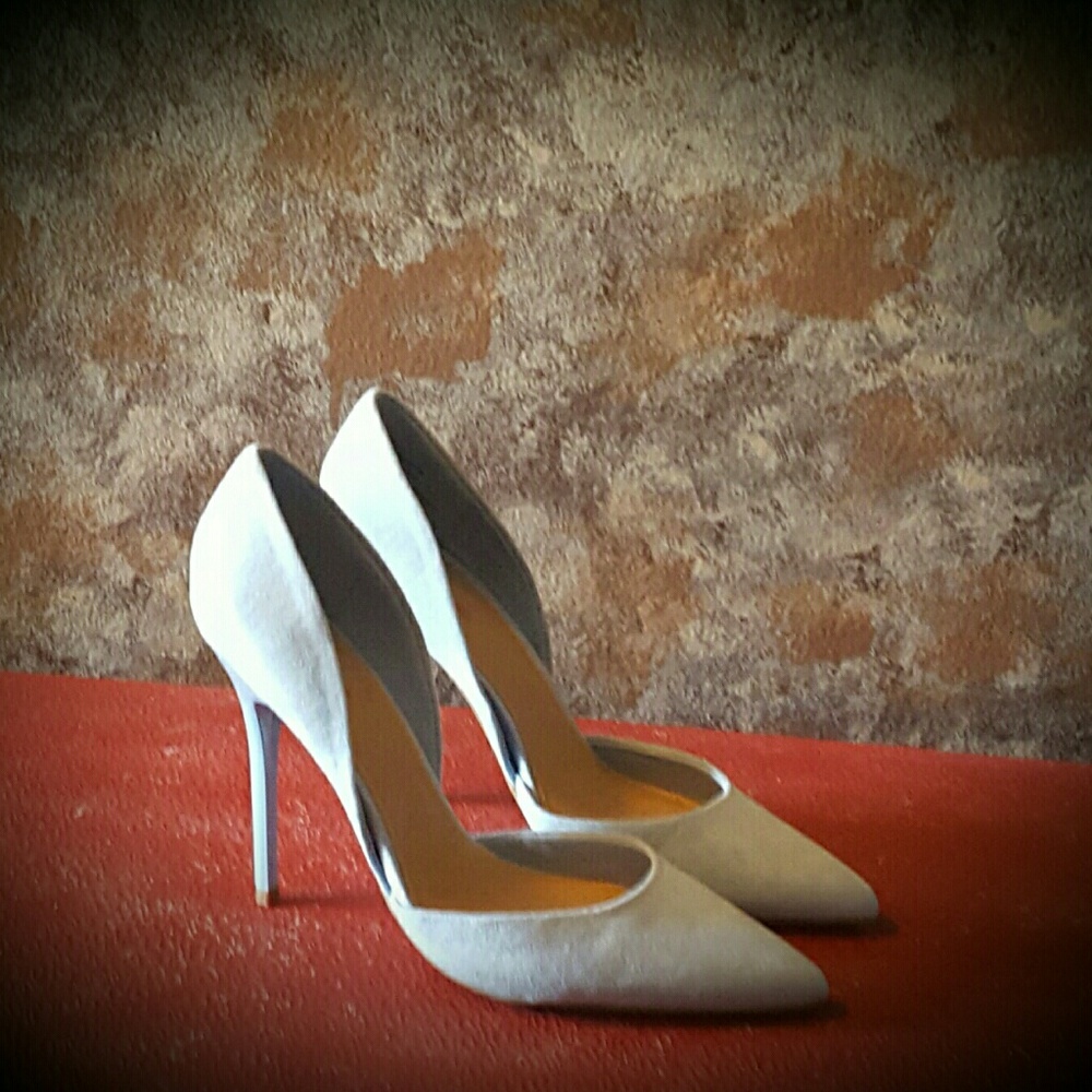 Soft baby blue pumps.  Size 7.5 with a 4" heel.