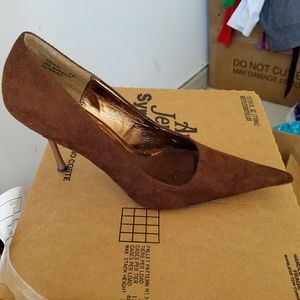 Suede Pointy Toe Pump