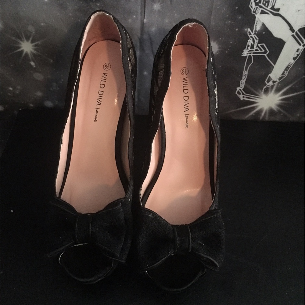 Black lace pumps