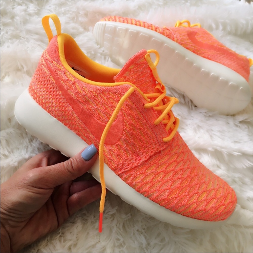 NWOB WOMEN NIKE FLYKNIT ROSHE | MANGO | SZ 12 - Picture 2 of 5