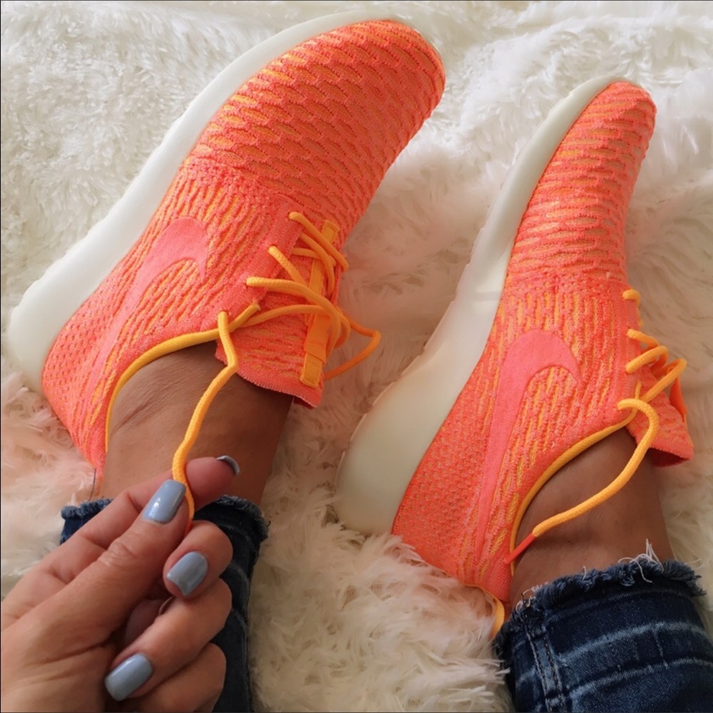 NWOB WOMEN NIKE FLYKNIT ROSHE | MANGO | SZ 12 - Picture 4 of 5