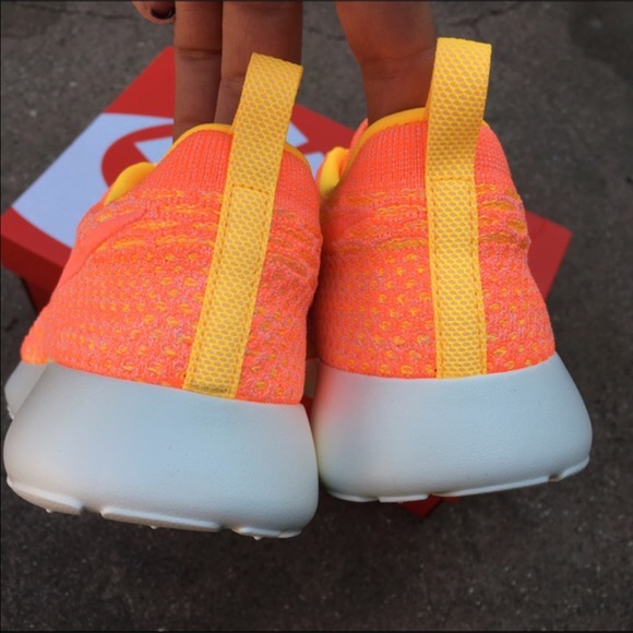 NWOB WOMEN NIKE FLYKNIT ROSHE | MANGO | SZ 12 - Picture 3 of 5