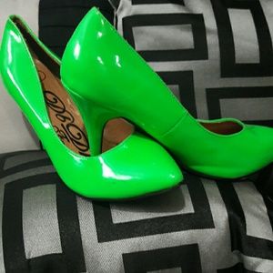 D6Dk lime green pumps!
